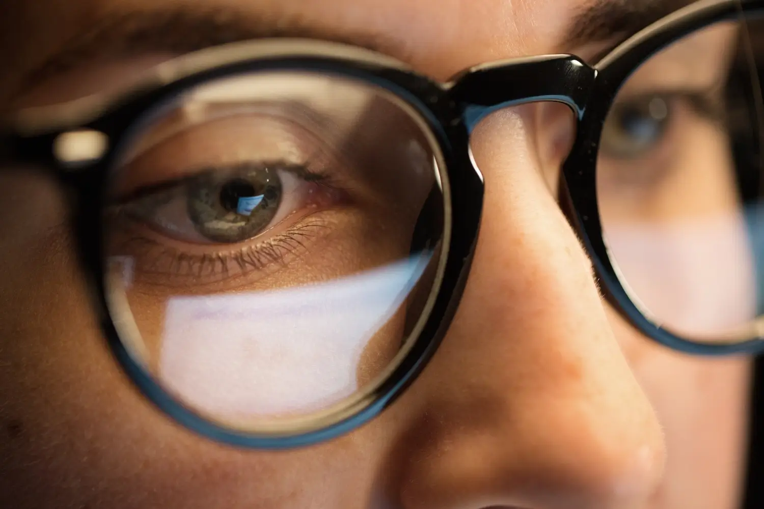 Okulary vs. soczewki – co jest lepsze dla oczu? 2 okulary czy soczewki